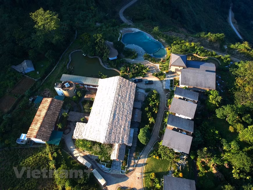 吃完午餐后，我们继续乘船来到梅州县山水乡巴甘山谷，居住在颇受游客欢迎的巴甘度假村（Bakhan Village Resort）。该度假村占地面积4公顷，设在山坡上，俯瞰绿色山谷和和平水库。特别，这里还有颇受游客喜爱的无边际游泳池。巴甘度假村设在巴甘旅游区，因此来到这里的游客都留恋不舍。住在这里游客到达码头或走路等都较为便利，从而参加各项屋外活动，如参观村寨、爬山、原始森林徒步旅行，划皮艇或乘船参观各洞穴等。图自Vietnam+