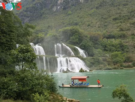 瀑布最美的时候是6、7月份的雨季，特别是9、10月份的涨水期。很久以来，板约瀑布就成为了艺术家的创作源泉，同时也是高平省充满魅力的旅游目的地。（图片来源：越南之声）
