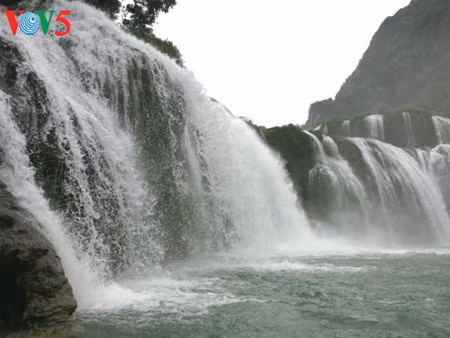 水从上面倾泻而下，就像白色的丝绸，妆点着原始森林，使空气透着凉爽。（图片来源：越南之声）