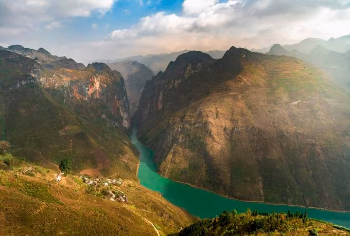 Mã Pì Lèng——美丽壮观的一幅山水画。图自https://vnexpress.net
