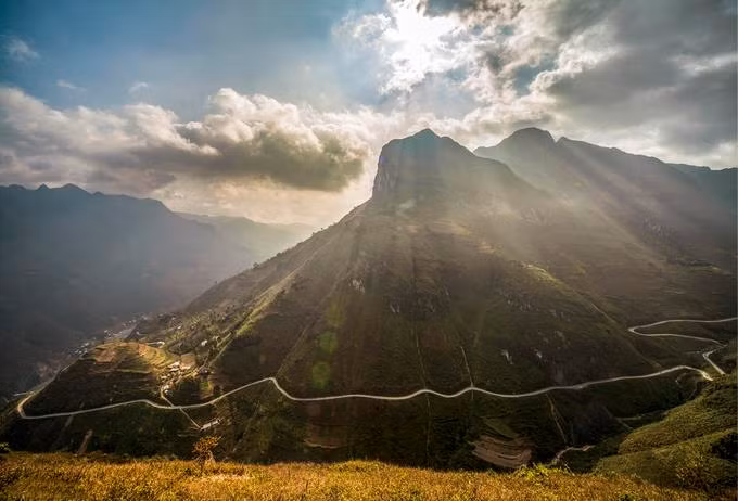 Mã Pì Lèng——美丽壮观的一幅山水画。图自https://vnexpress.net