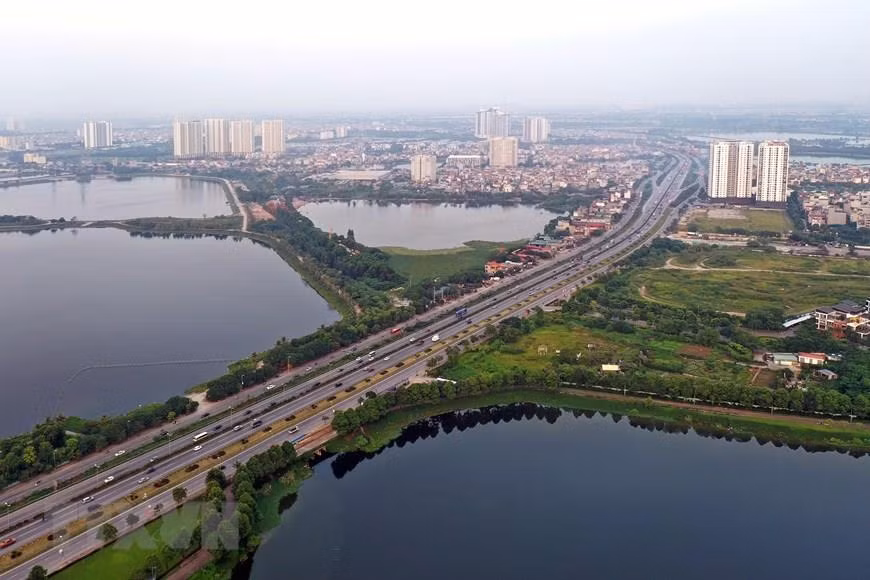  一条条高速公路像雨后春笋一般，争先抢后地冒出了地面。越通社记者 玉霞 摄