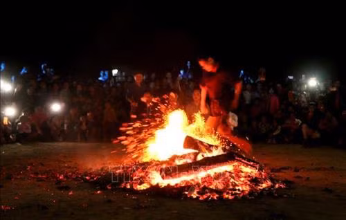 跳火节旨在驱赶邪魔，感谢天地、感谢诸神，祈求新年风调雨顺、五谷丰登。图自越通社