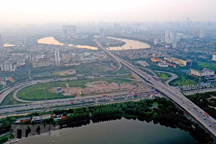  一条条高速公路像雨后春笋一般，争先抢后地冒出了地面，逐渐形成一个繁华美丽的河内。越通社记者 玉霞 摄