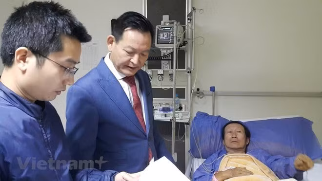 越南驻埃及大使陈成功前往谢赫扎耶德医院慰问受伤人员。图自越通社