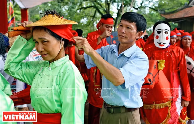  春谱舞蹈艺人。图自《越南画报》