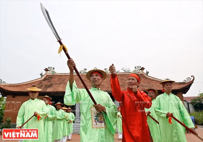  春谱舞蹈艺人。图自《越南画报》