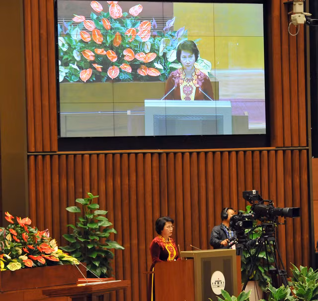 新任国会主席阮氏金银在宣誓就职仪式上发表讲话。（图片来源：民智报网）