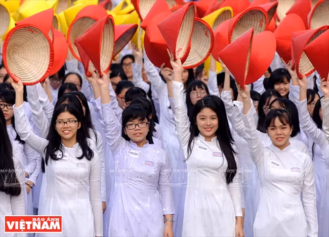 第一郡征王高中学校女生穿着长衫排列成国土S字形和长沙、黄沙群岛形状 。（图片来源：越南画报）