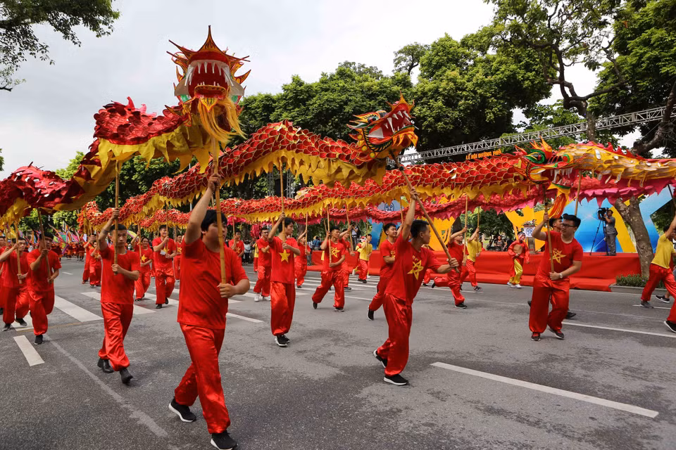 街头狂欢节吸引了业余和职业演员、各手工艺村艺人共5000人参加。越通社记者 成达 摄