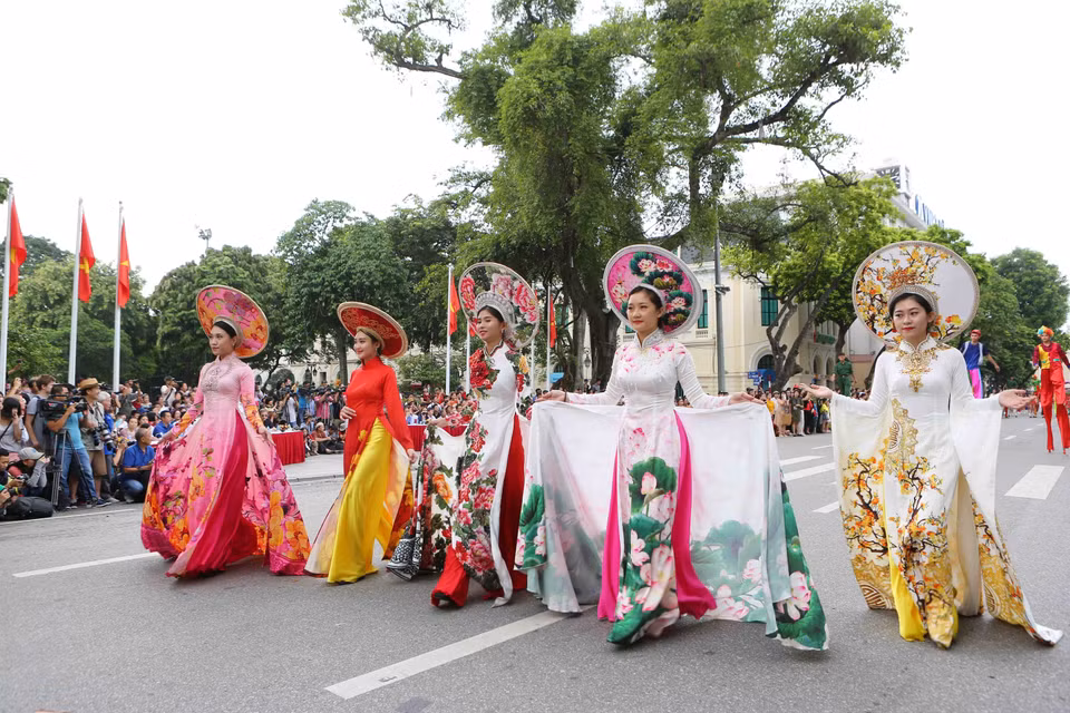 街头狂欢节于7月29日在河内步行街举行，吸引了业余和职业演员、各手工艺村艺人共5000人参加。越通社记者 成达 摄