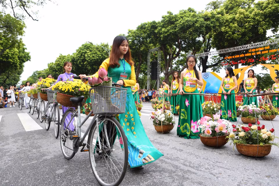 街头狂欢节于7月29日在河内步行街举行，吸引了业余和职业演员、各手工艺村艺人共5000人参加。越通社记者 成达 摄