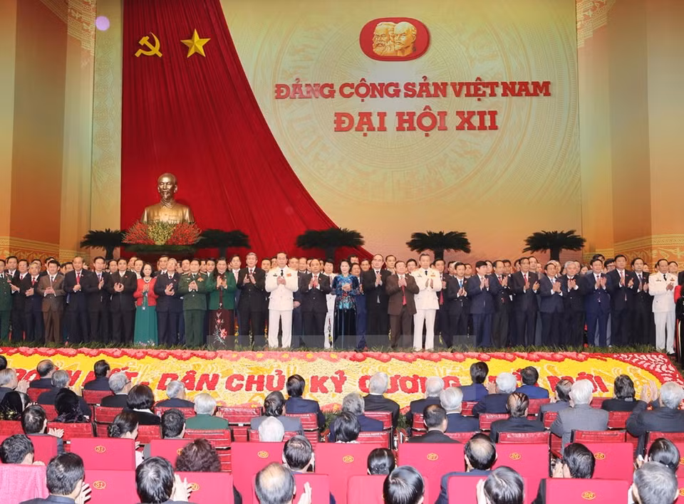  新一届中央委员会亮相大会。（图片来源：越通社）