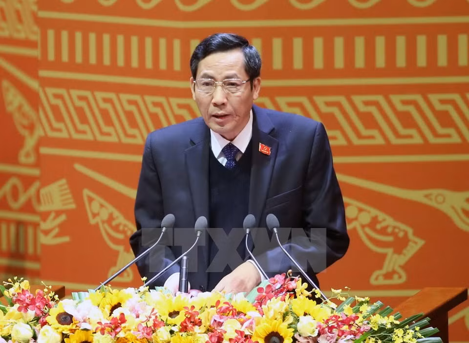  越共中央委员、《人民报社》总编、大会秘书团委员顺友公布越共十二大文件中若干问题的表决结果。（图片来源：越通社）