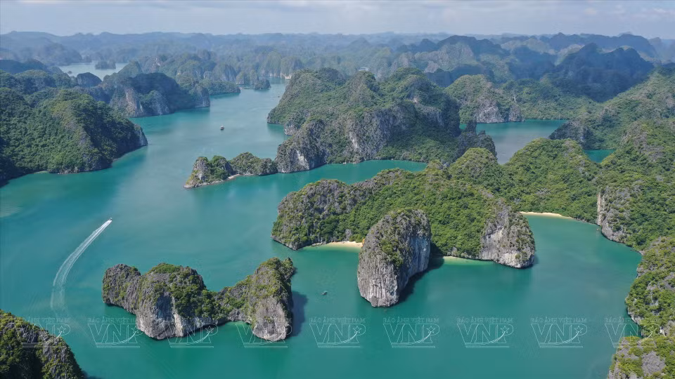 俯瞰兰夏弯全景。图自 越南画报