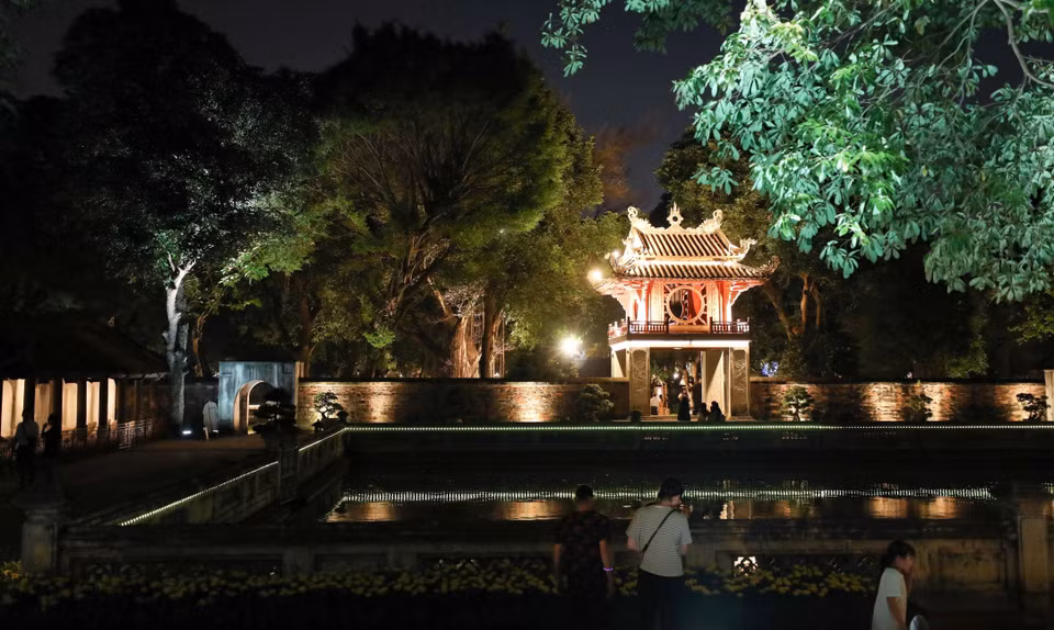 文庙-国子监夜间绚丽夺目。图自 越通社