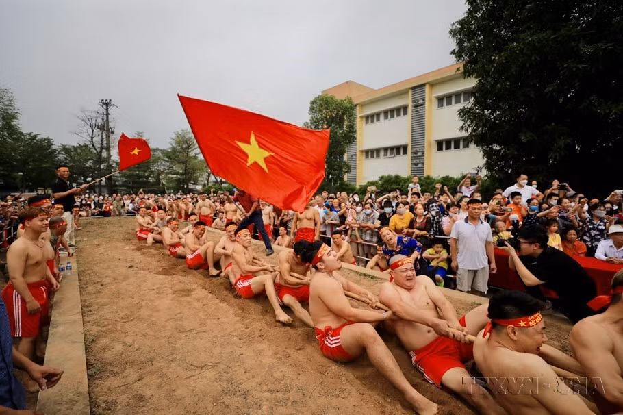 坐地拔河在粘土地上进行，拔河用的大柱子根部牢牢埋在地下，上面齐膝高的地方有穿绳的孔。这项独特文化活动于每年农历3月初3在龙边郡石盘坊镇武庙举行，体现当地居民对圣人的虔敬，反映人们对幸福生活的渴望。 图自越通社