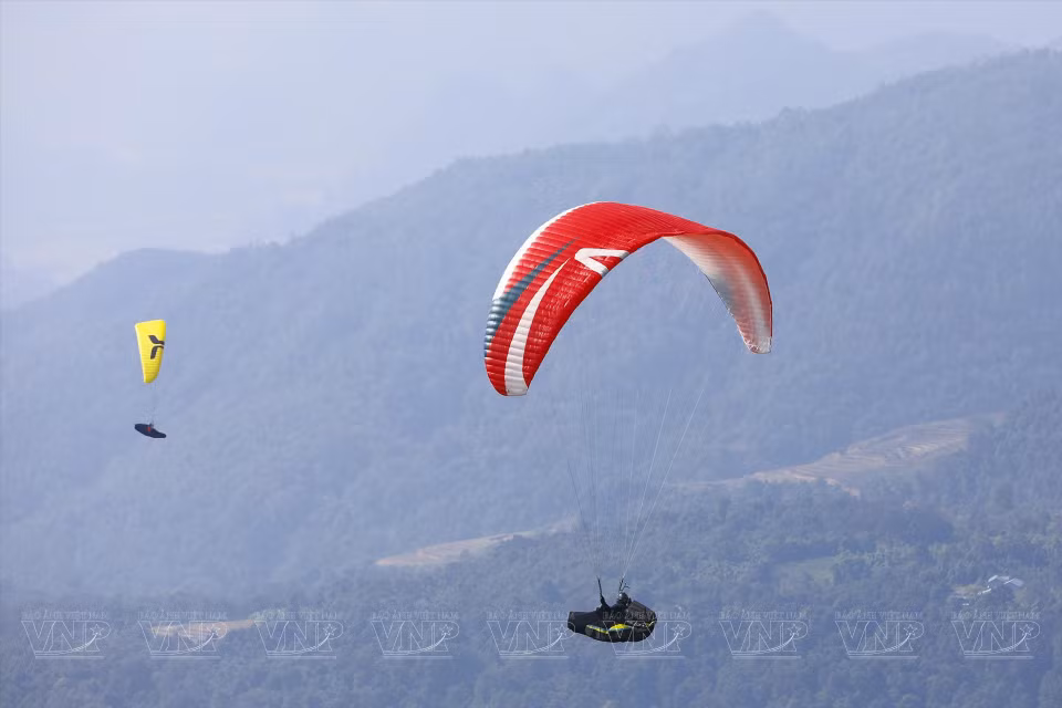 飞行员驾驶滑翔伞飞向莱州省普塔岭峰。图自越通社/ 越南画报