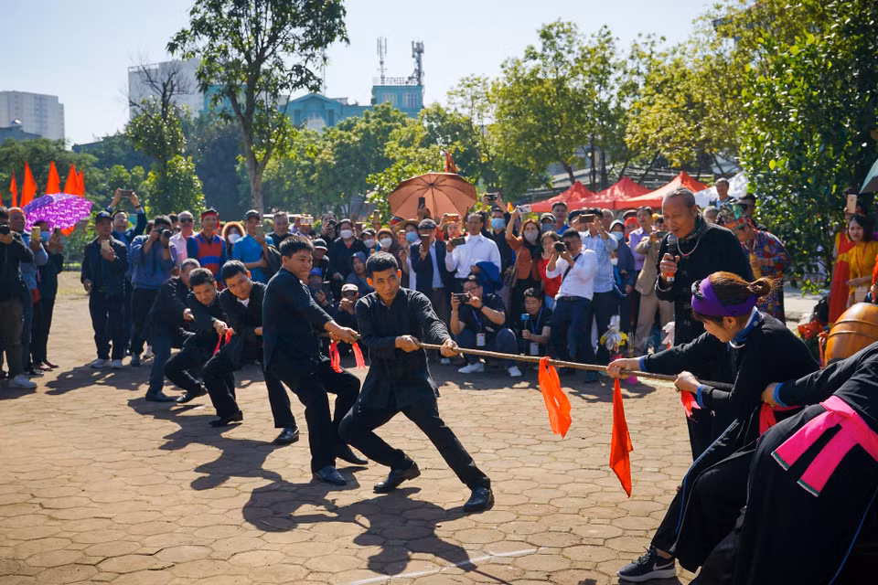 河内龙边郡石盘坊镇武庙的坐地拔河被联合国教科文组织列入《人类非物质文化遗产名录》。图自 越通社
