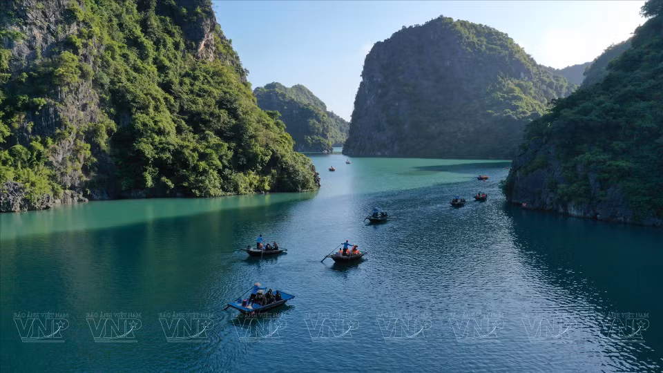 游客乘船前往兰夏弯，探索明亮洞穴（Hang Sang）和黑暗洞（Hang Toi）。图自 越南画报