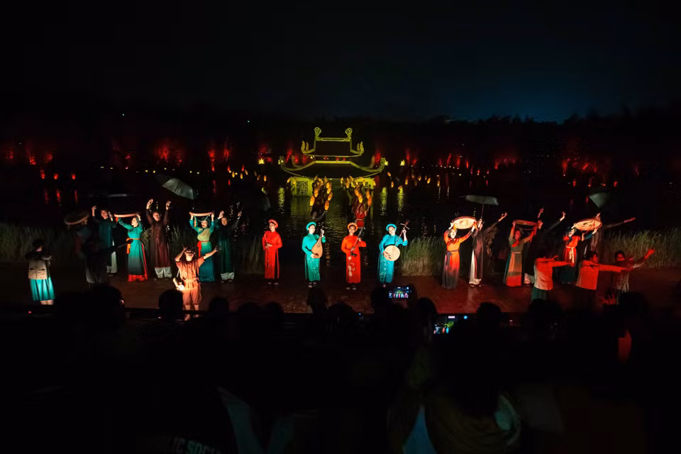 《北部精髓》实景剧以4300平方米湖面为舞台。舞台上，250多名群众演员通过当代舞蹈艺术与影视特技手段相结合，给观众展现生动真实的北部历史与文化画面。图自越通社