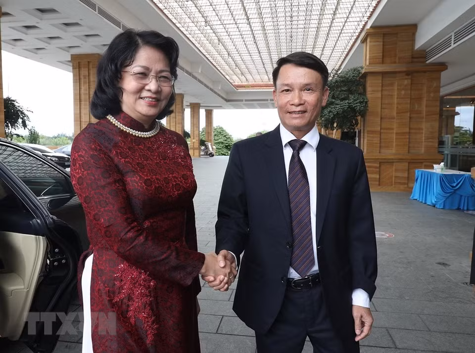 越共中央委员、国家副主席、中央竞赛奖励委员会第一副主席邓氏玉盛前来出席解放通讯社成立60周年纪念典礼。越通社记者 林庆 摄