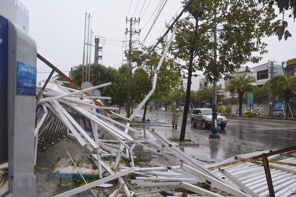 平定省贵仁市多条街道上的广告牌和标语被吹倒，对城市电线造成巨大影响。图自 越通社