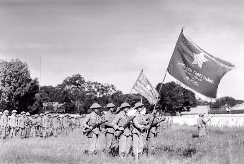 1954年10月10日下午3点，首都解放后的首个向国旗敬礼仪式在端门（现为升龙皇城）举行。图自 越通社