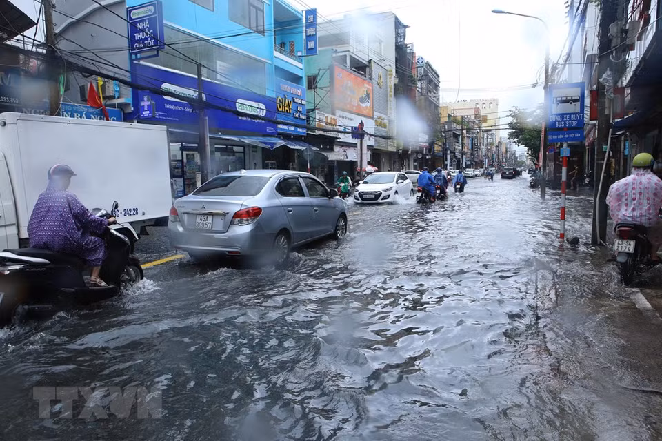 岘港市雄王街被水覆盖，对交通造成影响。图自越通社