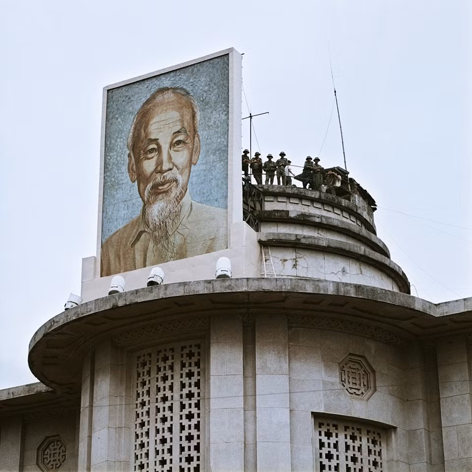 比尔哈斯镜头下的河内就是战争时期迎接刚刚出生的婴儿的幸福、雨中沉默的人、监狱中的美国飞行员、儿童们开朗的面孔、河内人战争中的喜忧等等。