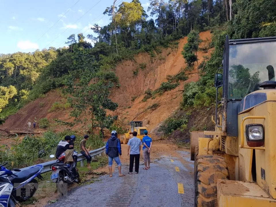 搜救力量在南茶媚县茶云乡发生泥石流事故的地方开通道路。图自 越通社