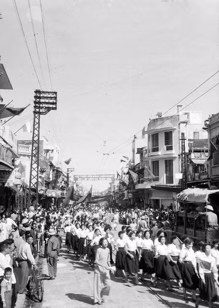 1954年10月10日上午，首都河内居民在桃行街上喜迎凯旋归来的越南人民军队。图自 越通社