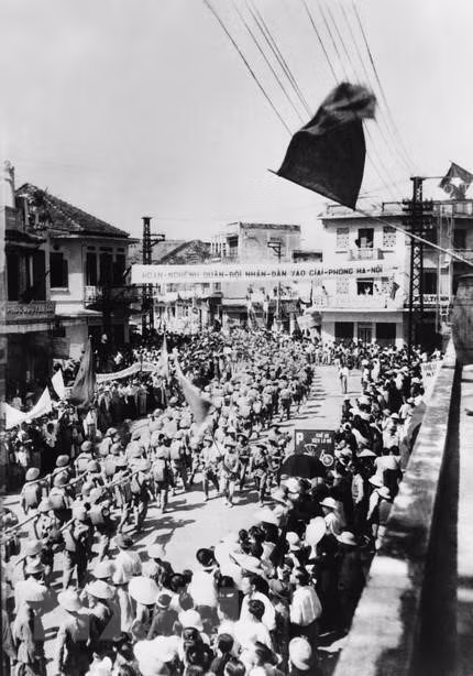 1954年10月10日上午，接管首都河内的越南人民军队陆兵单位进入首都河内。图自 越通社