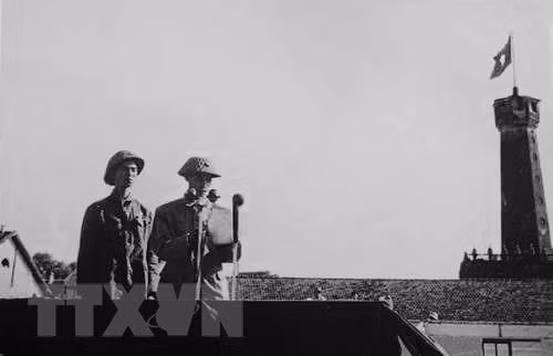1954年10月10日15时，河内军政委员会主席王承武少将在旗台下宣读胡志明主席向首都人民致以的号召。图自 越通社