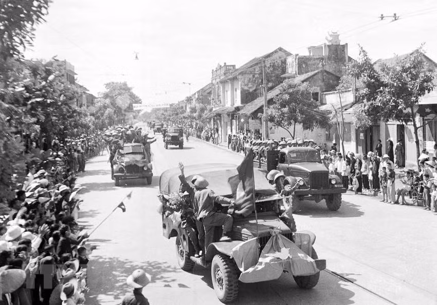 1954年10月10日上午， 先锋军308号大团机械步兵接管首都河内。图自 越通社