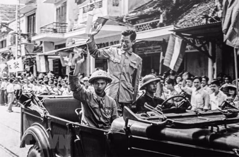 1954年10月10日上午，在接管首都河内的队伍中有河内军政委员会副主席陈维兴医生。图自 越通社