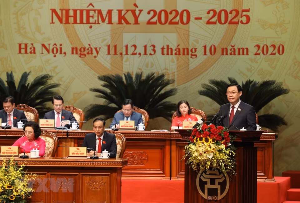 越共中央政治局委员、河内市委书记、河内市国会代表团团长王廷惠致开幕词。越通社记者 文叠 摄