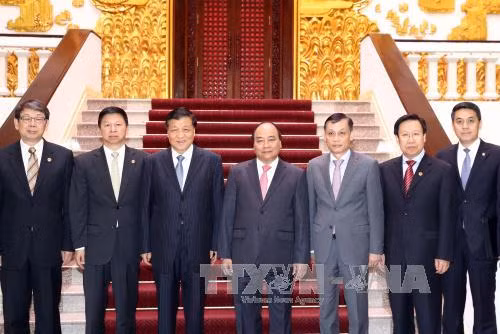 政府总理阮春福与中共中央代表团。（图片来源：越通社）