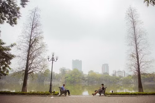 每个季节，河内都带有其独特的魅力，但可以说4月份春去夏来之间，河内风光最吸引人。这时间是树叶落叶季节，河内每一条熟悉道路如同穿上崭新的外衣，让人感到极为清新。（图片来源：《人民军队报》）