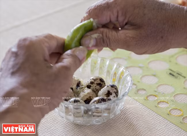 用柠檬汁浸泡鸡蛋以除臭和清洗蛋壳。（图片来源：越南画报）