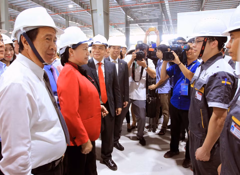 越南国会主席阮氏金银和海防市吉海经济区VINFAST汽车制造厂的工程师和工人交谈。越通社记者 安灯 摄