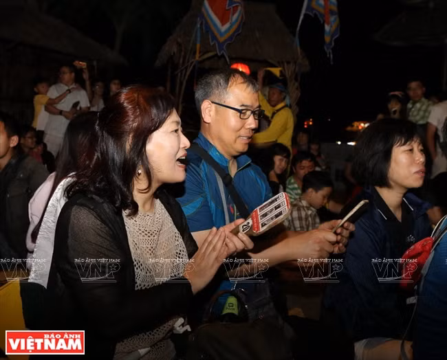 两位韩国游客对牌追戏很感兴趣。越南画报记者 毕山 摄