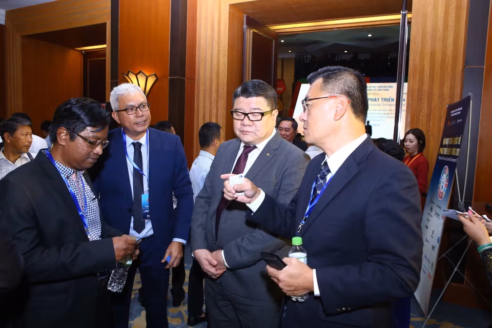 与会代表交流。 越通社记者 明决 摄