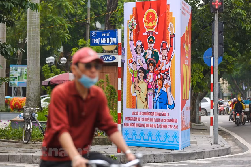 5月23日，越南全国选民将从1000名国会代表候选人中选出最优秀的500名参加第十五届国会。根据《国会代表和人民议会代表选举法》的规定，在4月28日前，国家选举委员会将根据全国各选举单位公布国会代表候选人正式名单。经过民主、谨慎、细致的5个步骤和3次协商，第十五届国会代表和2021-2026年任期各级人民议会代表候选人正式名单已经确定。图自Vietnam+