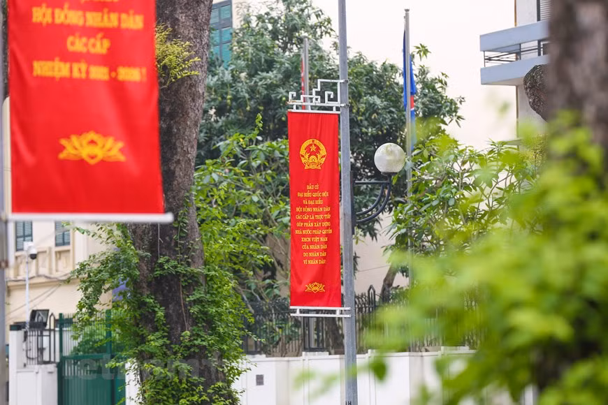为了确保第十五届国会和2021-2026年任期各级人民议会换届选举活动期间社会治安秩序良好交通安全顺畅，河内市公安局已指示各单位、郡、县、市公安力量采取配套措施，掌握情况，严格防范，及时发现并严厉打击干扰破坏选举违法行为，避免突发事件的发生。图自Vietnam+