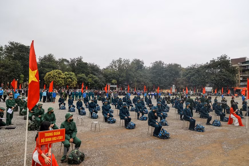2021年度，首都河内共有近4500名新兵应征入伍，执行军事任务和公安任务。据了解，同一天，岘港市和昆嵩省也举行2021年度新兵交接仪式。据各地方的统计数据显示，岘港市今年共有1000余名新兵应征入伍，昆嵩省有800名新兵入伍。在新冠肺炎疫情的形势仍然复杂严峻的背景下，2021年度新兵交接仪式在简便而庄重气氛中进行，严格遵守防疫规定。图自Vietnam+