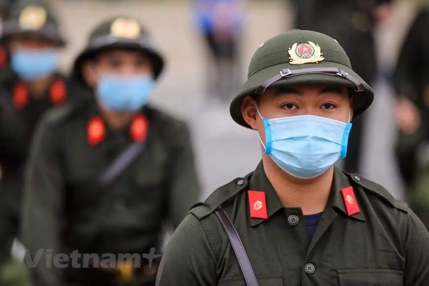 在新冠肺炎疫情的形势仍然复杂严峻的背景下，2021年度新兵交接仪式在简便而庄重气氛中进行，严格遵守防疫规定。河内市领导与新兵家属一起欢送新兵奔赴军营。在新兵交接仪式上，河内市委书记王廷惠希望入伍新兵全力以赴出色完成各项任务，不愧为英雄首都河内的子孙。图自Vietnam+