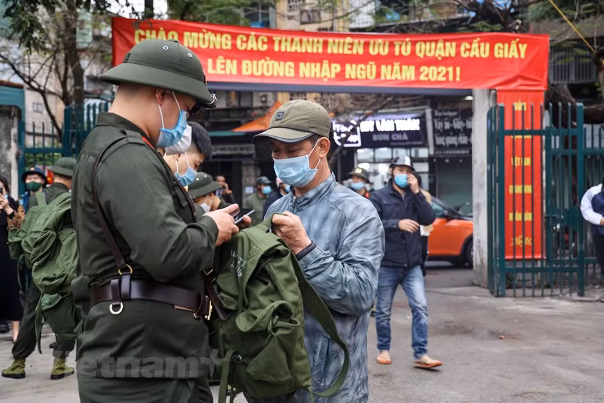 新兵都下决心完成被交给的任务，为建国卫国事业做出积极贡献。当兵光荣，但作为新世纪的青年一代，他们肩上更是担负着重大的责任。此时此刻他们已正式成为越南人民军队的一员，并开始崭新的军旅生活。正式入伍的新兵们及其家。图自Vietnam+