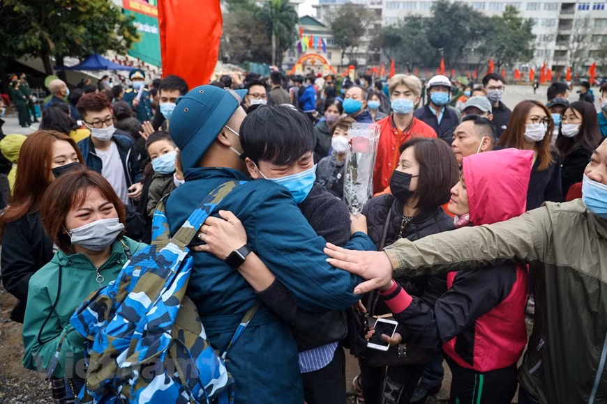 面对复杂严峻的新冠肺炎疫情，国防部指示，2021年新兵交接仪式要确保防疫绝对安全，交接仪式举办时间不超过20分钟，同时，在新兵交接仪式期间，不组织文艺活动和其他活动。新兵要接受体温检测,防止疫情输入，确保防疫安全。图自Vietnam+