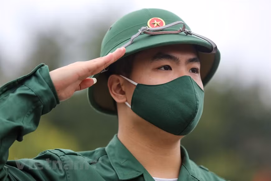 新兵都下决心完成被交给的任务，为建国卫国事业做出积极贡献。当兵光荣，但作为新世纪的青年一代，他们肩上更是担负着重大的责任。此时此刻他们已正式成为越南人民军队的一员，并开始崭新的军旅生活。正式入伍的新兵们及其家属各有不同的感触。图自Vietnam+